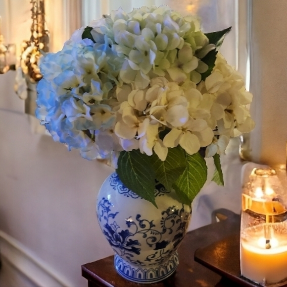 NEW hydrangea in gorgeous vase - Picture 2 of 6